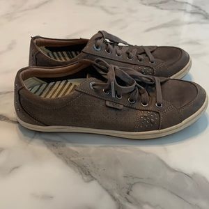 Taos studded sneakers ♥️